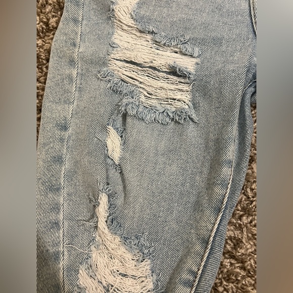 Ripped jeans shorts that stop at the knee - Picture 8 of 9